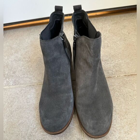 Aqua Womens Boots College size 9 Gray Suede Ankle booties slip on zip Chelsea - Picture 3 of 11